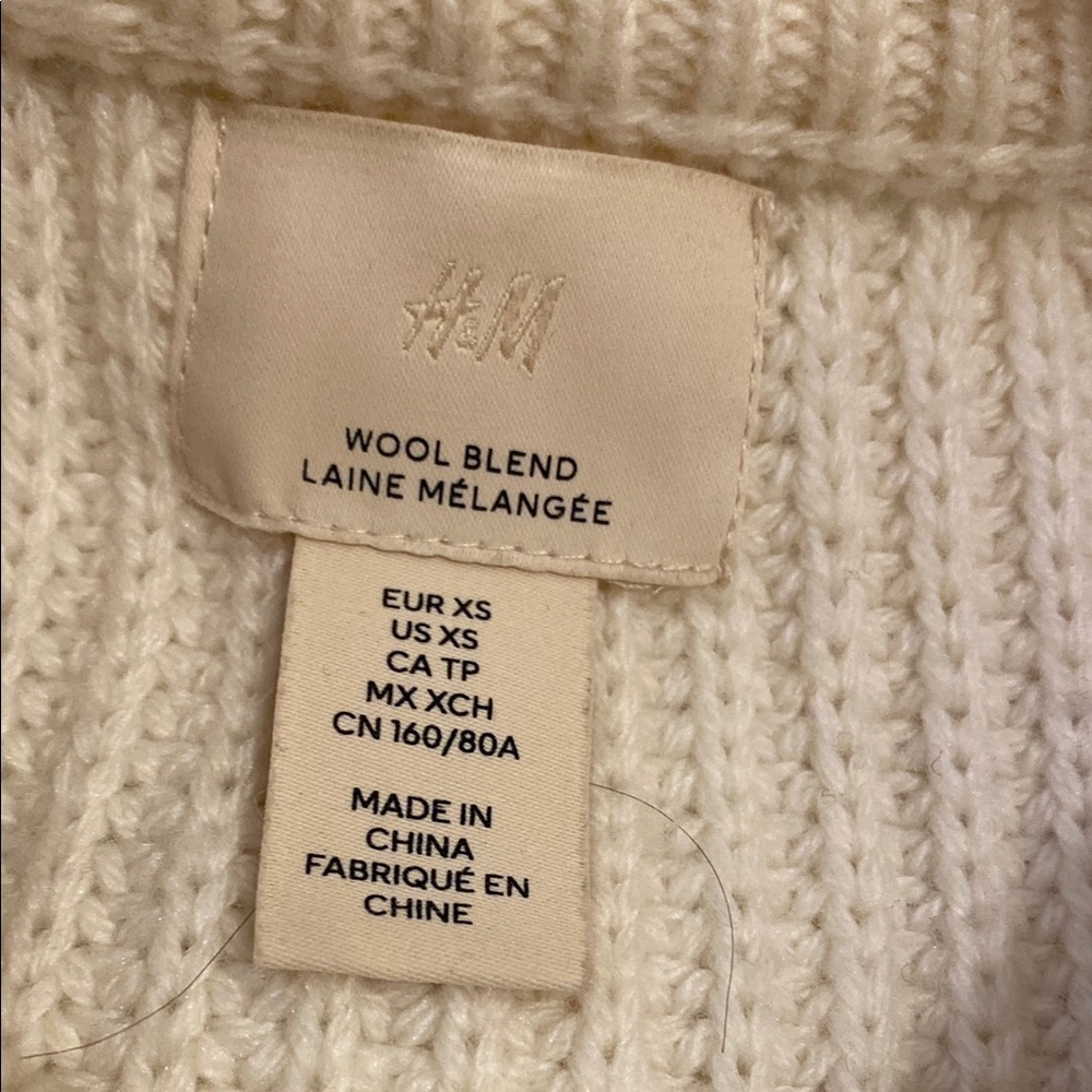 H&M Cozy Cream Sweater. Size XS - Picture 4 of 7